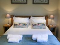 Habitación con cama extragrande y vistas al mar