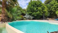 Villa de standing avec piscine à débordement, jacuzzi et jardin à 5 min du centre de Nîmes - Chambres d'hôtes Nîmes