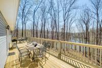 Fish, Boat and Hike Lakefront Home with Game Room! - Chambres d’hôtes Moneta