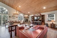 Truckee Cabin with Hot Tub and Custom Furnishings - B&B
