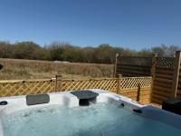 Luxury Dog Friendly Pods with private Hot Tubs - B&B