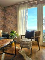 Cozy nest below the mountains with an amazing view - Ferienwohnung Gallenfels