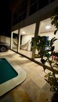 4 quartos, sendo 2 suítes - uma com varanda privativa, a 700m da Praia da Boca da Barra e 2,5km da orla de Tamandaré, Wifi 200MB e cozinha completa - Piscina e estacionamento privativos - Ideal para grupos e famílias - tranquilo para home office - Chambres d'hôtes Tamandaré