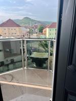 Konar-Apts, Cozy Room with private kitchen, City view Balcony, 24hrs power, Security, Wifi, Gwarinpa Express by Dawaki Junction - B&B Gwarinpa