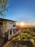 The Hillside Villa Tagaytay - B&B Laurel