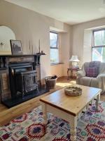 Rustic Pub Stay - 20 minutes from Killarney! - B&B Rathmore