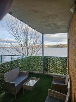 Spacious Riverfront Apartment - B&B