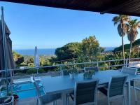 CAN FENICIA Intimate Family Villa with big private pool & panoramic sea view - B&B Arenys de Munt