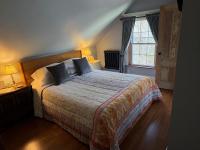 Habitación con cama grande y vistas al jardín