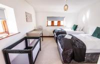 Beautiful Cottage, stunning views, Hot Tub, Sleeps 10! - B&B Todmorden