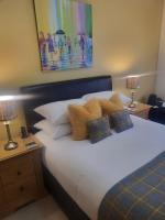 Kleine Tweepersoonskamer met Eigen Externe Badkamer