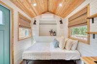 Stay Portland - Tiny Farmhouse - Walk to Local Shops & Restaurants - Bed and Breakfast