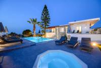 Queen's Gem Luxury Villa - Heated Jacuzzi & Pool - B&B