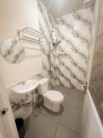 Aysee Homestay Syariah - B&B Kertosobo