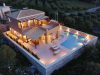 Elegant villa with sea view in Crete - B&B Skouloúfia