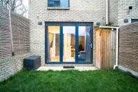 Modern Entire Unit 3BR, 3BA, with FREE Parking, balcony, 86inch TV - 15mins to city - B&B