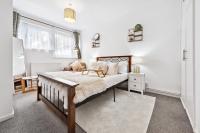 Spacious 3-Bed Apt near Shoreditch with Parking - Bed and Breakfast Londen