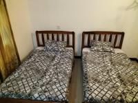 Tweepersoonskamer met 2 Aparte Bedden en Eigen Badkamer