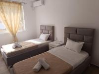 close to beach with balcony - B&B Saranda