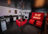 Play Queen - A Playful Unique Hot Tub Retreat - B&B Sedgley