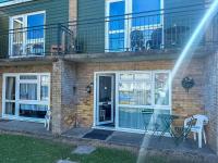 Superb Chalet, Sleeps 8, Nearby Hemsby Beach In Norfolk Ref 18193B - B&B