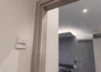 Zimmer mit Kingsize-Bett und Balkon