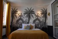 Habitación con cama extragrande.