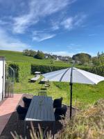 Ruhiges Lay-Haus in der Vulkaneifel, bis zu 7 Personen mit Terrasse, Garten und Kamin - Chambres d'hôtes Strohn