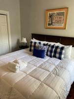 HISTORIC DOWNTOWN KING BED COTTAGE- PARKING and PATIO - Chambres d’hôtes Savannah