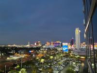 Palms Place Luxury Condo - Bed and Breakfast