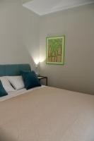 Habitación con cama extragrande.