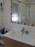 Chambre Simple avec Toilettes et Douche Communes