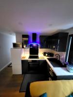 Town Centre Modern 1 Bedroom self-contained Apartment - Ferienwohnung