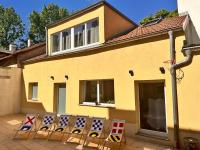Full Premium City Villa - 2 Bedrooms for 5 People - near Metro - Bed and Breakfast