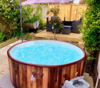Elkstone House, Hot tub Luxury, Comfortable Home - Ferienwohnung