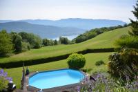 Le petit belvédère chalet avec piscine & vue lac - B&B