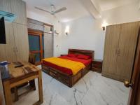 Habitación con cama grande y balcón
