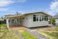 Bright Family Retreat Steps From Taupo Town - Chambres d’hôtes Taupo