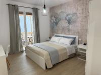 Habitación con cama extragrande y balcón