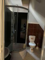 Dreibettzimmer mit Dusche