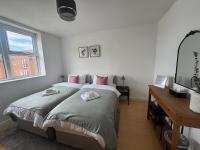 2 bed - 2 bath, gated parking, M62 J27 - Chambres d’hôtes Morley