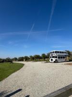 Cornwalls vintage glamping bus - B&B Delabole