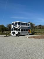 Cornwalls vintage glamping bus - B&B Delabole