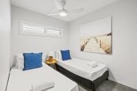 Apartment with Pool View