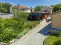 Poolside Grand Retreat Villa - B&B Vošteni