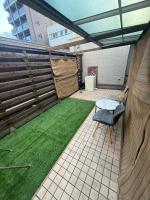 A Europeanstyle building with ng 3 bedrooms that can accommodate 7 people a terrace featuri - Chambres d'hôtes Tokyo