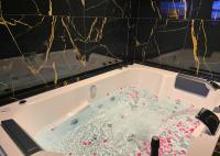 Séjour détente à Saint-Omer - jacuzzi privé, terrasse, centre-ville et parking gratuit - Bed and Breakfast