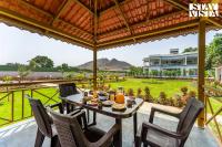 StayVista at Sky Hills with BBQ, Pool - B&B Chinchavli