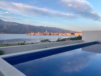 Luxury beachfront apartment with private pool, Vinjerac - B&B