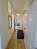 Stadtvilla Oscar 2 OG - Stilvoll sanierte Altbauwohnung in denkmalgeschützter Stadtvilla nahe Elbradweg - Chambres d'hôtes Dresde